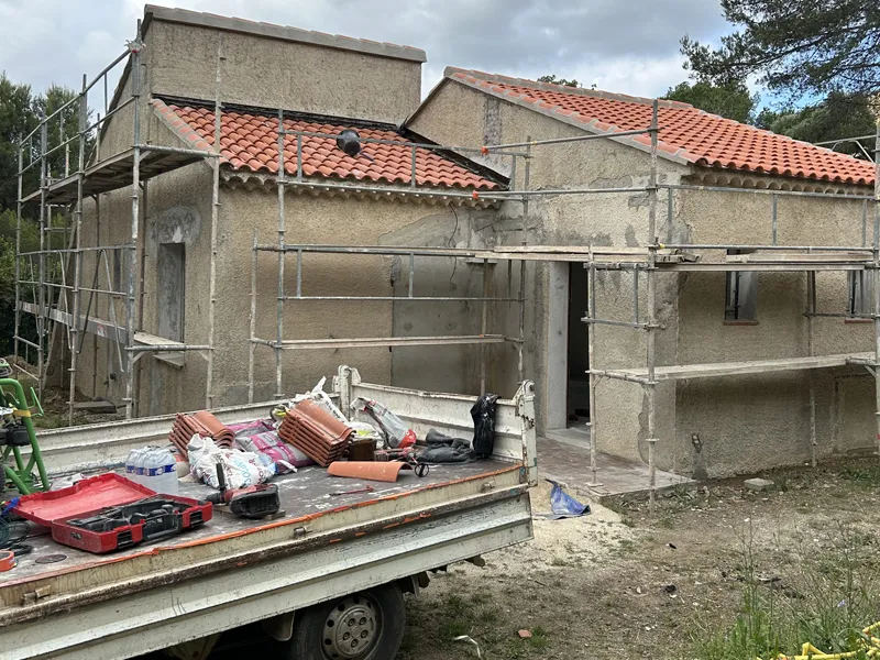 Maison au gros œuvre brut avec échafaudage avant application de l'enduit
