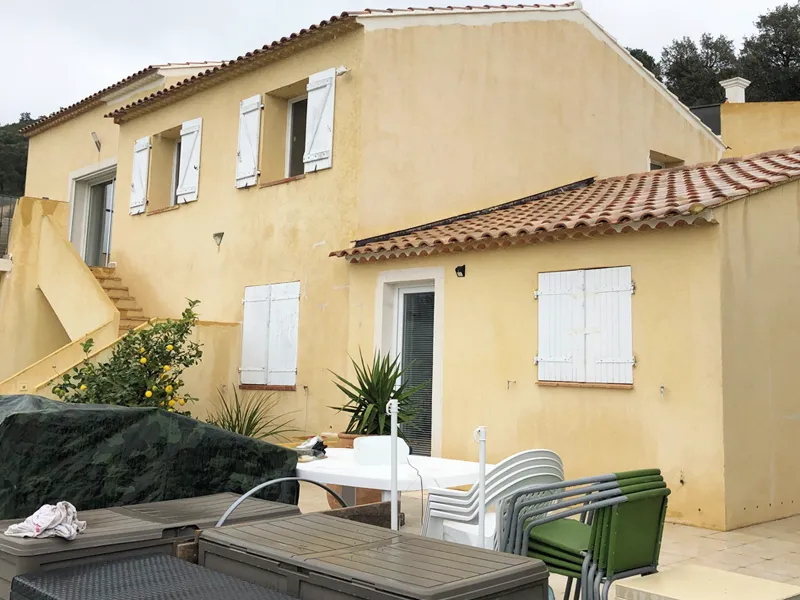Façade jaune défraîchie d'une villa méditerranéenne avant rénovation
