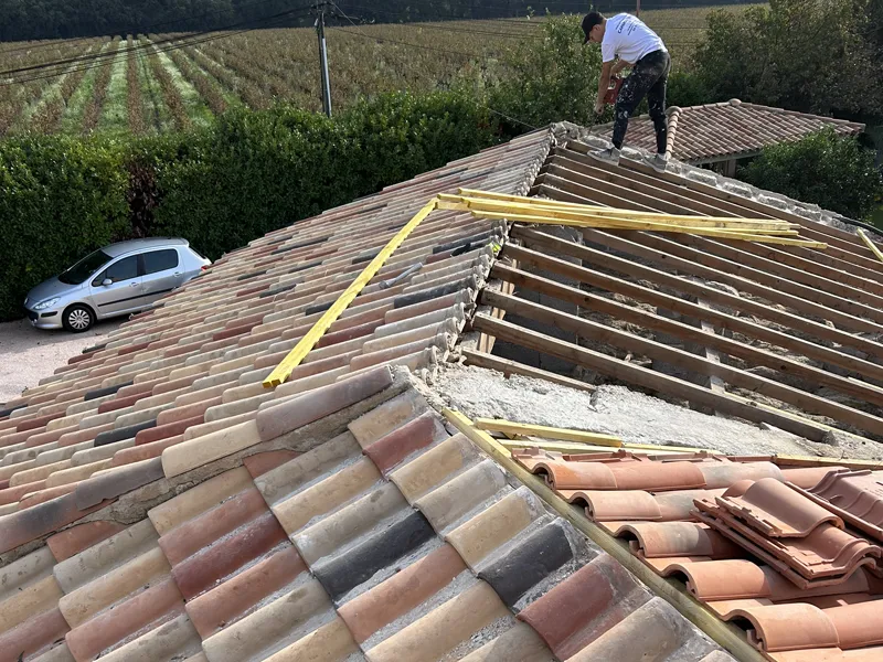Toiture en cours de dépose avec charpente et liteaux apparents