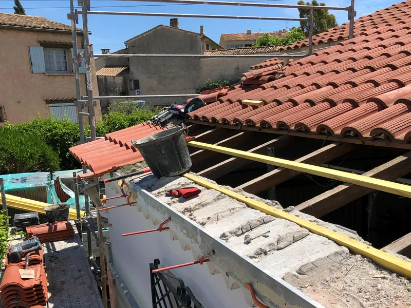 Chantier de couverture avec reprise de charpente et dépose des tuiles