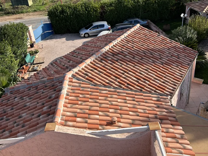 Toiture terminée vue du dessus avec tuiles neuves posées