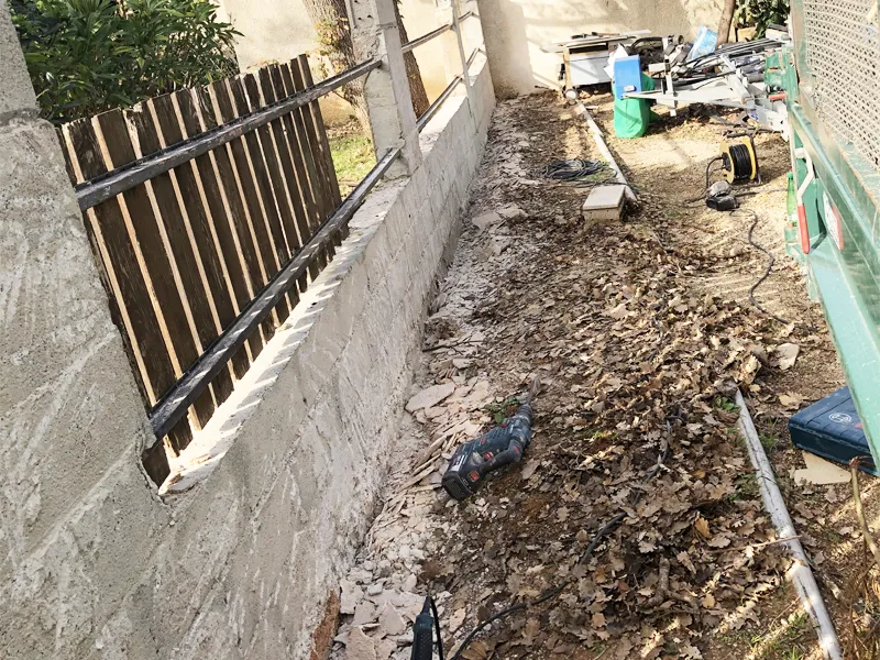 Mur de clôture en parpaings brut avant enduit